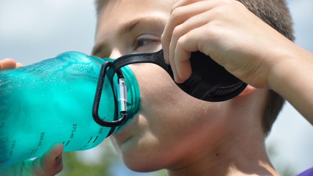 gyerek kulacs használat közben